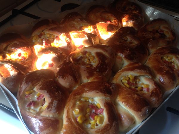 哇，實在是發麵發得太好了，烤出來的麵包，雖然有預留空間，還是有點兒碰到，不過沒有關係，很容易就可以分開，剛出爐，特別好吃，雖是土台合璧的食譜，可是味道真像懷念的家鄉味，連老媽吃了也讚不絕口說像台灣的麵包。裡面的餡料也可以自行變化，要鹹要甜都可隨心所欲，自行變化。明天週末，要不要也試試看？