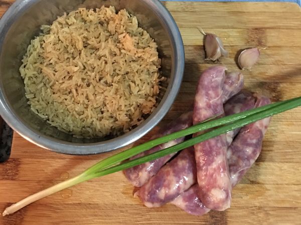 糙米洗淨後備用，香腸用叉子叉些小洞，蒜頭切片，蔥用飲用水洗淨後擦乾，切成蔥花備用。