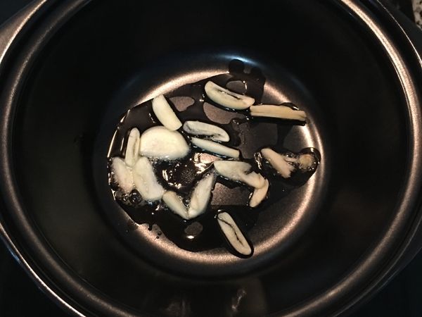 砂鍋裡放少許香油將蒜片炒香。