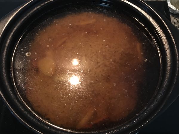 先加3.5杯水在糙米裡，然後一起倒入砂鍋中，中火煮滾後轉小火蓋鍋蓋繼續煮15分鐘。