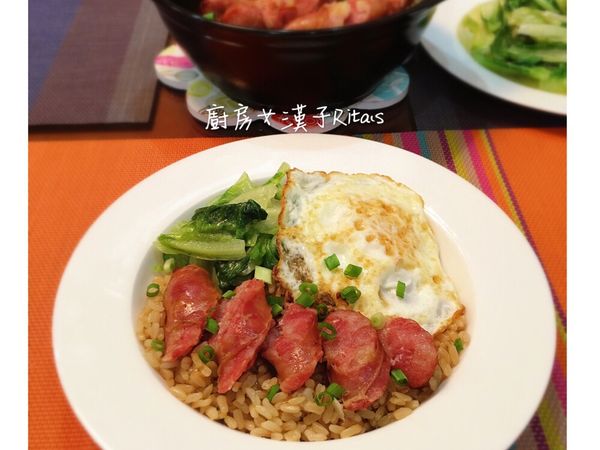 灑上蔥花，完成！
食用時可以搭配荷包蛋和炒青菜！均衡一下!!糙米飯並不會鹹,主要還是吃原味;一口香腸,一口糙米飯鹹度剛剛好。