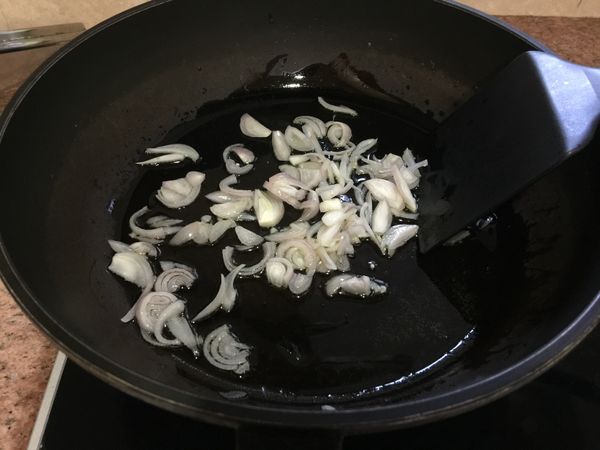 爆香紅蔥頭至金黃。