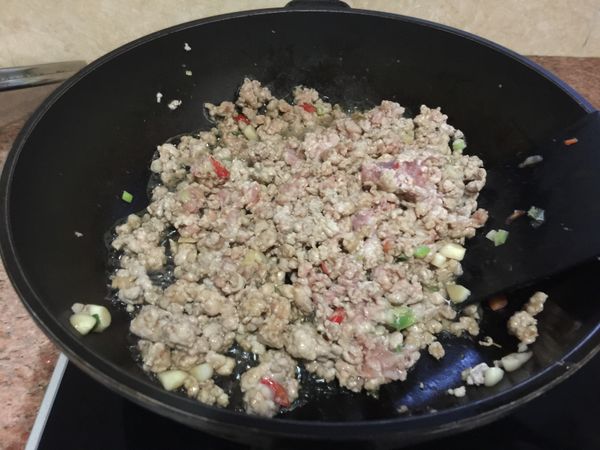 加入肉碎拌炒至7成熟。