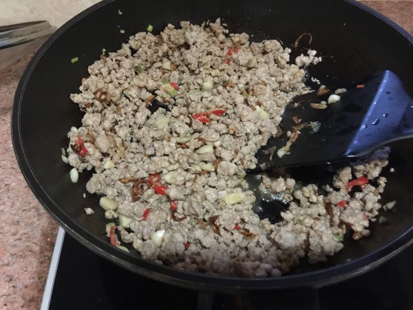 加入調味料，再炒至熟透。