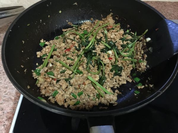 放入九層塔略炒，擠入青檸汁。熄火後再炒熟九層塔。