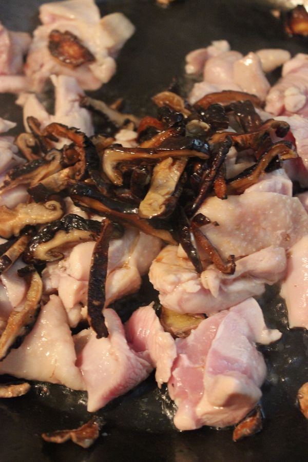 放入已爆香的香菇以及兩大匙黑麻油翻炒均勻