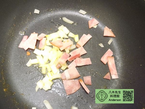 先炒香洋蔥再加入火腿