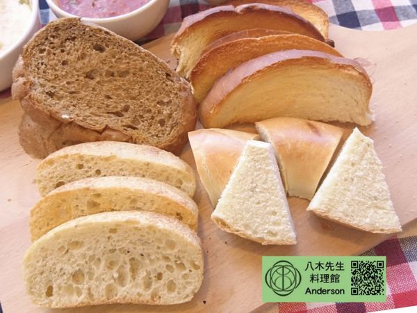 麵包的部分，雜糧麵包、吐司、佛卡夏、貝果