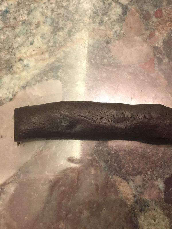 將麵團搓成粗長條狀