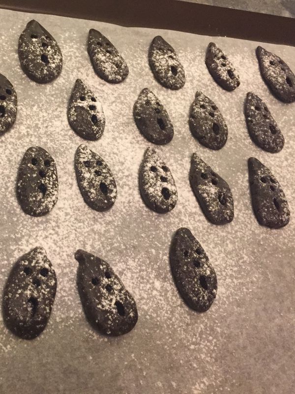 表面灑上糖粉，180度烤20分鐘～