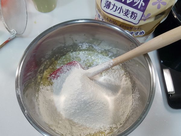 在倒入麵粉，我選用日清麵粉，很細緻不太需要過篩，口味覺得比較香，把食材都拌勻。如果用紅茶口味，還可以把茶葉切碎碎放入，味道更香。