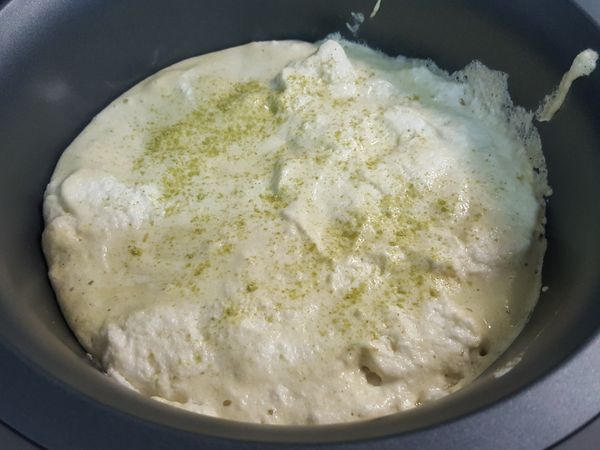 把蛋白分次倒入拌勻，不能過度攪拌蛋白會消泡，但我第一次沒有拌很均勻，蛋糕成品會部分白白的，所以還是要注意拌勻唷，第二次有拌勻就很完美