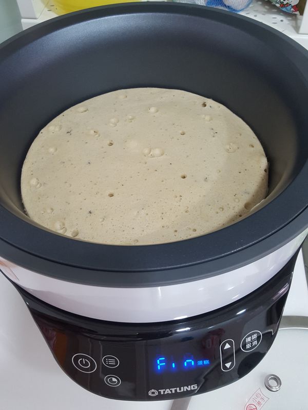 把麵糊倒進大同無水鍋，用蛋糕模式，會自動烘烤。 等完成後稍微放冷，倒蓋讓蛋糕掉出來，就可以囉！