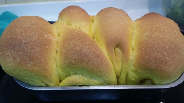 朔型成自己喜歡的形狀，盆底可放1個迷你奶油，麵團內也可塞入一個奶油，將鐵盆或鐵盤放在約38度的溫水上，約60分鐘，讓他發酵，膨脹約3倍大，即可放入烤箱內200度25-30分鍾，即可拿出來，放涼即可食用。