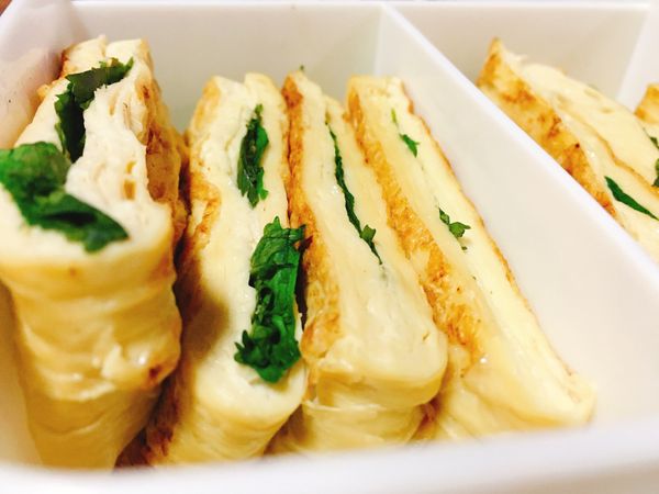 入鍋乾煎，兩面恰恰即可。 

四片豆皮可以切成八份，兩人吃剛好。
超級簡單，豆皮裡想放什麼都可以～