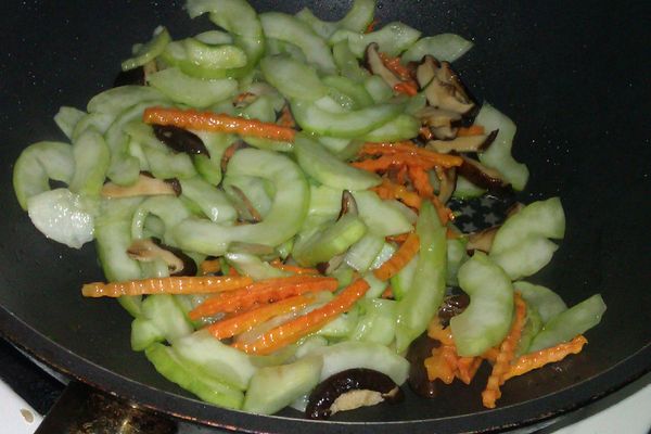 在將醃大黃瓜片下鍋拌炒