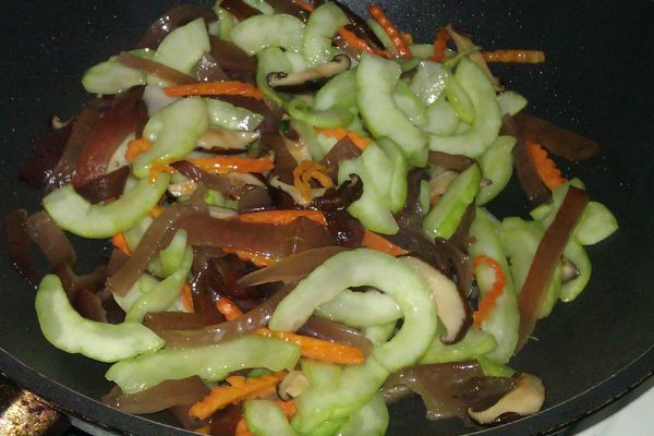 最後將黑木耳絲ㄧ起拌炒