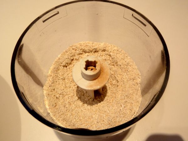 把無麩質燕麥片, 無鋁泡打粉, 海鹽跟肉桂粉一起放入食物調理機中, 打成粉末