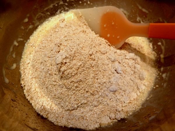 再將所有混合好打碎的粉末加入步驟(2)的液體中, 用刮刀拌勻, 靜置10分鐘讓燕麥片粉吸水分