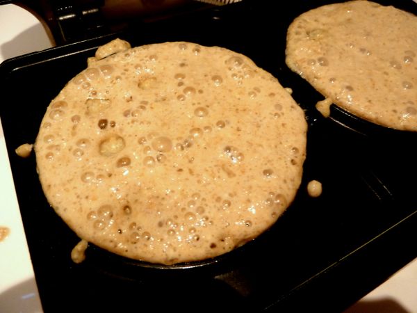 鬆餅機預熱好, 將麵糊倒入至8分滿, 然後產生泡泡後再將鬆餅機合起來, 烤約7分鐘