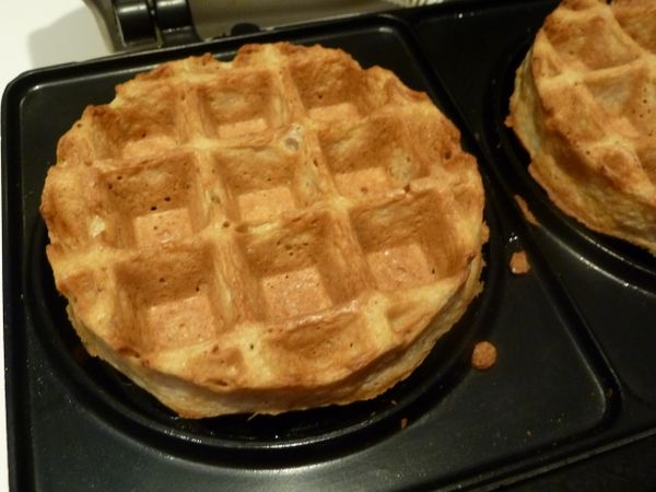 7分鐘後打開鬆餅機, 翻面再烤4分鐘使其另一邊上色
