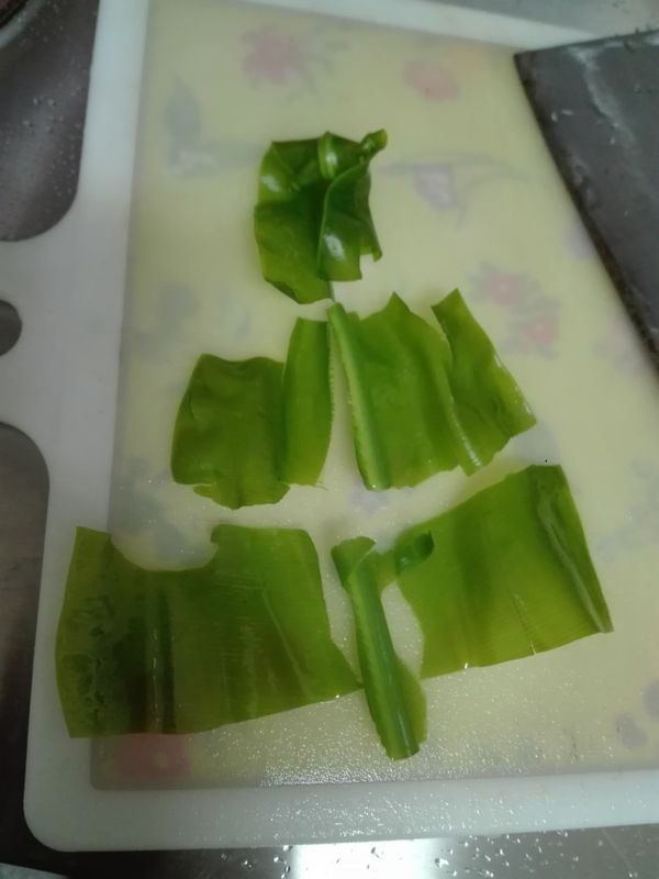 我是像這樣撕 最粗的梗不要，留比較嫩的。