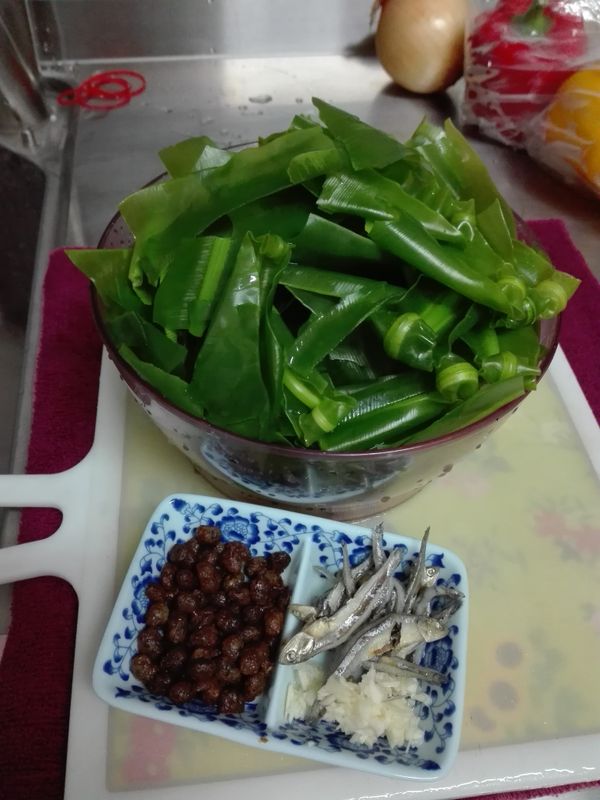 備料: 蒜末，豆豉小魚洗淨