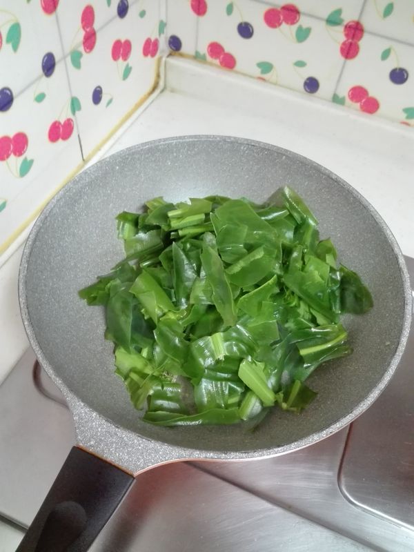 放入山蘇，加入適量調味及水，豆豉會鹹不加太多調味