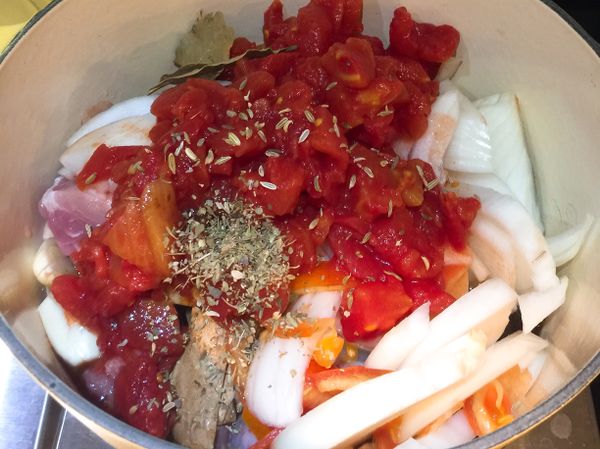 加入月桂葉 ，義大利香料，少許高粱酒，有機蕃茄罐頭