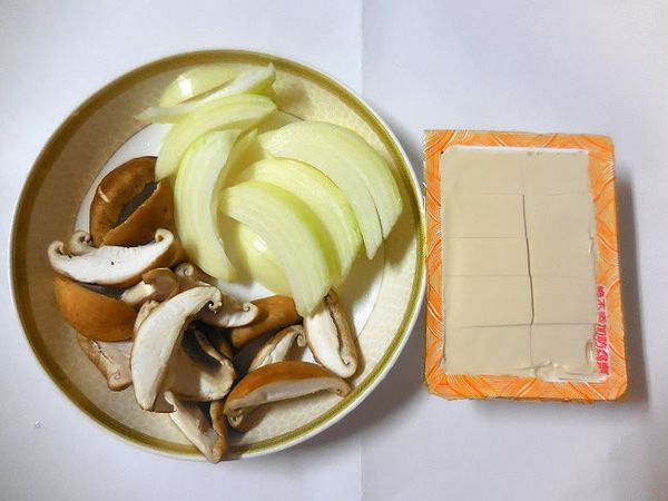 洋蔥和香菇切絲，豆腐切塊備用