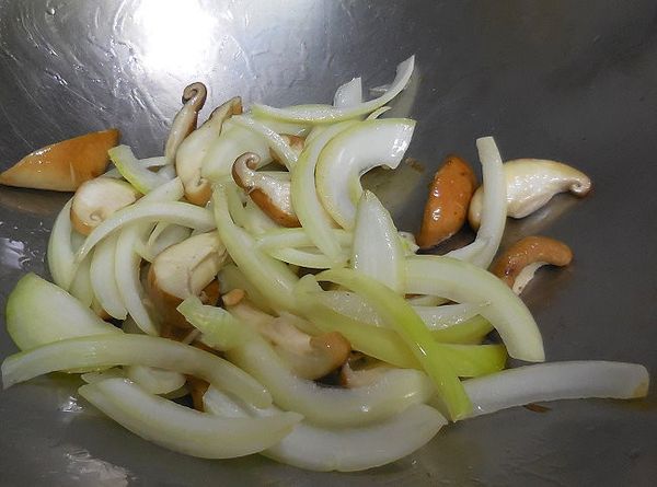 熱油鍋，洋蔥和香菇下鍋略炒，之後加水略淹過食材