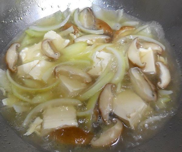 水滾，加入豆腐一起煮