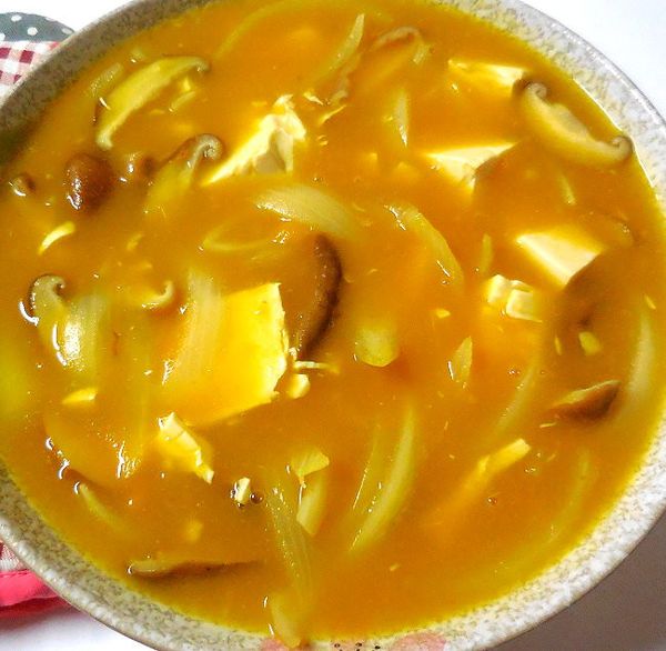 將金寶日式奶油南瓜湯攪拌均勻，待湯滾即可