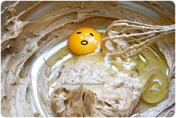 加入一顆全蛋就好然後拌勻