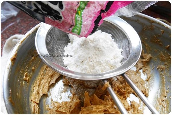 加入過篩 低筋麵粉 240g、少量鹽(我用拇指+食指捏起來的量)、半匙泡打粉