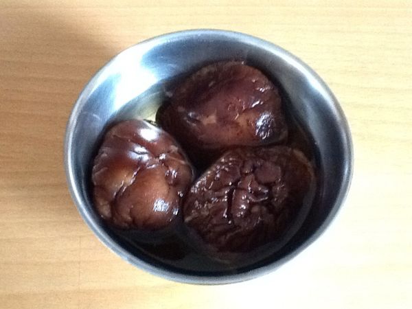 2.乾香菇以冷水泡軟約10-15分鐘。