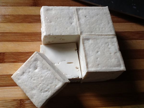 4.板豆腐切成8塊。