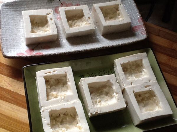5.在每一塊板豆腐的內緣約0.5cm處畫刀(不要畫到底)，中間部分用湯匙將其挖
  出，成一個盅狀，放於適當大小(用一盤或二盤)的蒸盤上。(挖出的豆腐留者待
  會加入絞肉中)。
