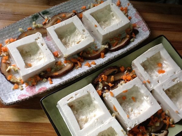 6.製做好的豆腐盤，可先撒上少許的薑末與紅蘿蔔末，擺上香菇絲。