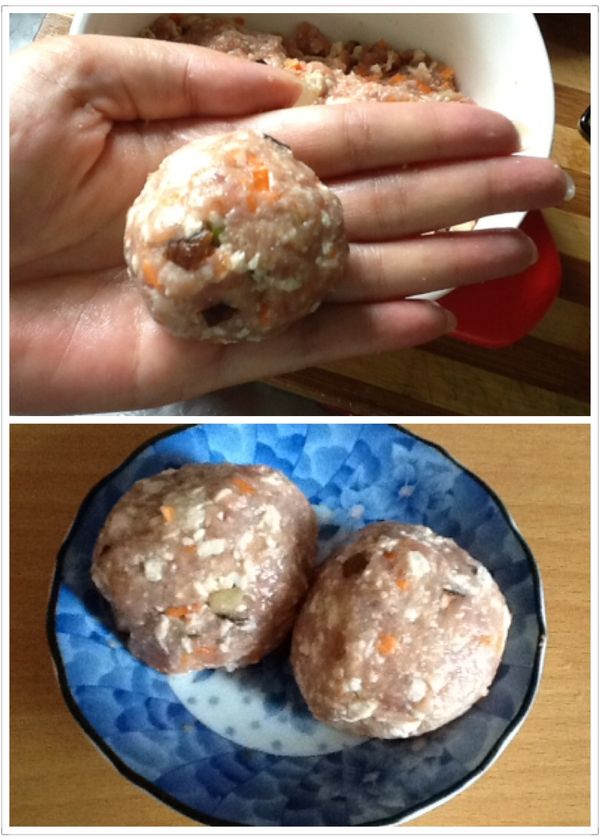 8.將攪拌好的鑲肉揉捏成8個肉丸子。