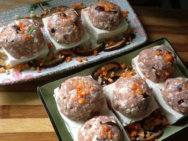 9.再將肉丸子放上每一個豆腐盅中。