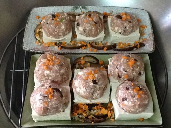 10.起鍋，放入適量的水，放入製做好的豆腐鑲肉。