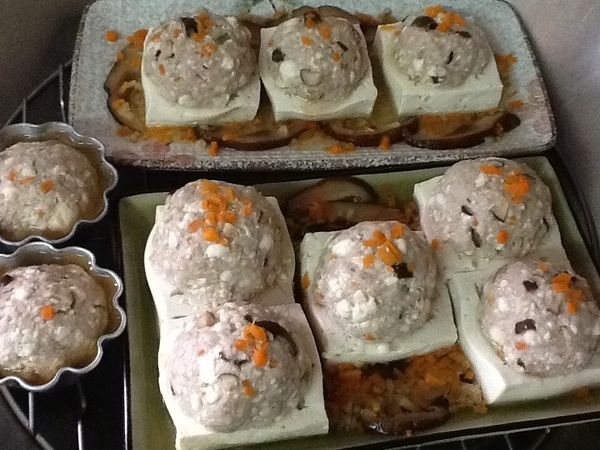 11.開大火煮滾後轉中火蒸20-25分鐘(絞肉完全轉為白色熟成即可)。
(本次的肉量較多，肉丸子算大顆，所以蒸煮的時間稍長，若肉量減為150-200g，蒸煮的時間約15-20分鐘)。