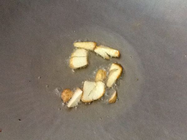 15.再起鍋，放入少許的油，先將蒜頭炒香。