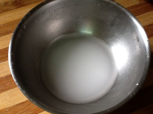 17.備日本太白粉水，粉1.5茶匙+1.5茶匙的水攪拌均勻。