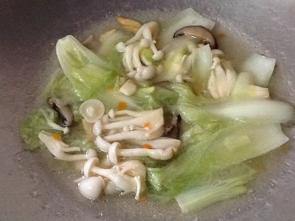 18.步驟16.煮滾，熟軟後加入少許鹽調味，最後以日本太白粉水勾芡即可關火。