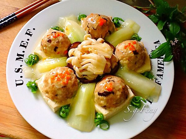 20.再擺上香菇與美白菇，淋上芡汁，擺入蔥絲及完成。