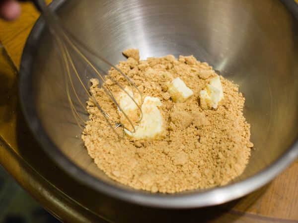 2.無鹽奶油跟壓碎的餅乾拌勻混合