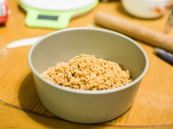 3.把2放進蛋糕模底部壓緊，後放入冰箱冷凍10分鐘