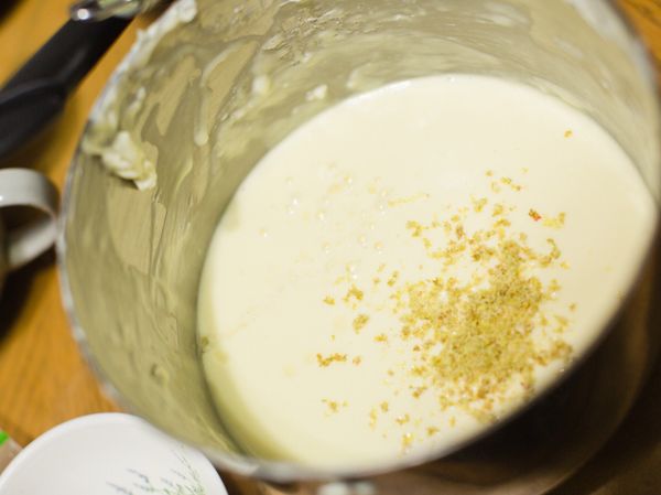 4.把奶油乳酪切小片，放入鋼盆用攪拌機攪勻
5.砂糖分三次加入奶油乳酪，打致奶霜狀
6.全蛋分次加入奶油乳酪霜內，打均勻
7.用磨皮板把檸檬磨掉檸檬表皮，勿磨到白色內皮會苦 ，在把檸檬榨汁
8把檸檬皮跟檸檬汁加入6中，用刮刀拌勻即可